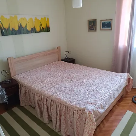 Jela - Spacious Two-Bedroom Apartment Near City Center With Free Parking & Wi-Fi Апартаменти