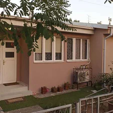 Апартаменти Jela - Spacious Two-Bedroom Apartment Near City Center With Free Parking & Wi-Fi