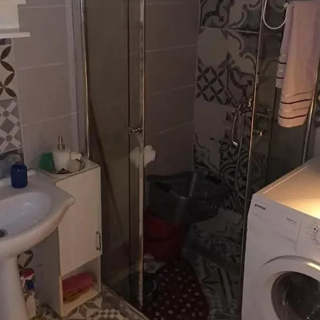 Апартаменти Jela - Spacious Two-Bedroom Apartment Near City Center With Free Parking & Wi-Fi *