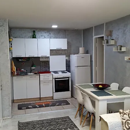 Апартаменти Jela - Spacious Two-Bedroom Apartment Near City Center With Free Parking & Wi-Fi *
