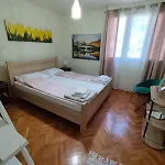 Jela - Spacious Two-bedroom Near Center With Free Parking & Wi-fi
