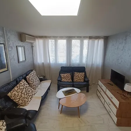 Jela - Spacious Two-bedroom Near Center With Free Parking & Wi-fi アパート ポドゴリツァ
