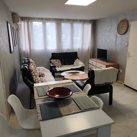 Jela - Spacious Two-bedroom Near Center With Free Parking & Wi-fi
