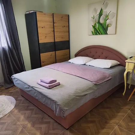 Jela - Spacious Two-bedroom Near Center With Free Parking & Wi-fi
