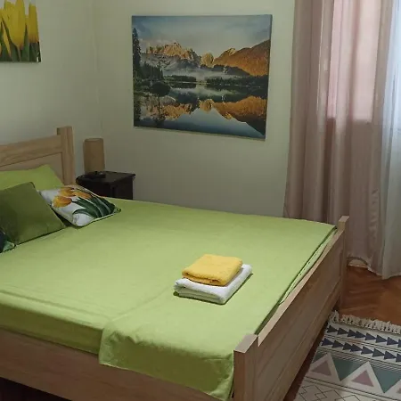 Jela - Spacious Two-bedroom Near Center With Free Parking & Wi-fi Apartment