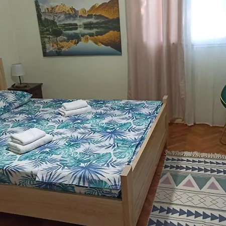 Jela - Spacious Two-bedroom Near Center With Free Parking & Wi-fi